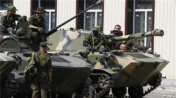 Proryska beväpnade upprorsmän i staden Slovjansk. Foto: TT