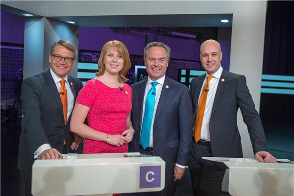 Göran Hägglund (KD) och Fredrik Reinfeldt (M) i matchande slipsar. Emellan dem Annie Lööf (C) och Jan Björklund (FP)
