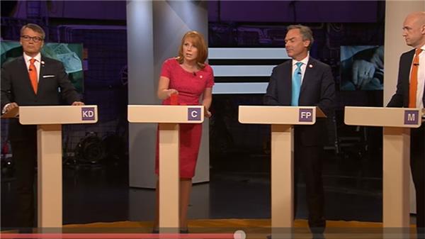 "Så här mycket satsar du, Stefan Löfven på företagen och så här mycket skatt lägger du på svenska företagen, sade Annie Lööf (C) och visade upp två staplar som hon hade med sig. "Det där var en till Kalle Anka-kalkyl", svarade Löfven.