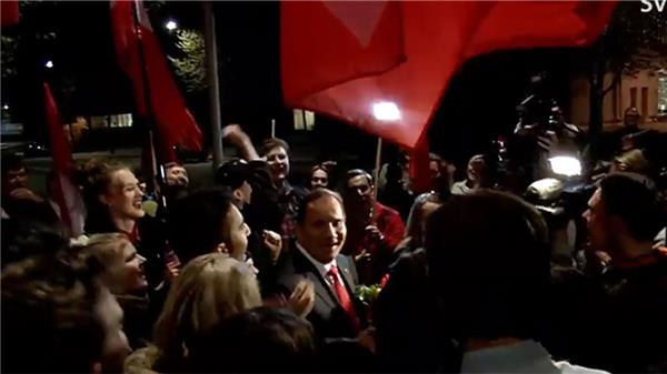 Löfven blir fullständigt omringad av sina fans i SSU.