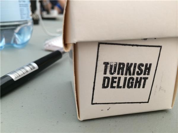 Kampen om rösterna har redan börjat inne i presscentret vid B&W Hallerne. Italienarna bjuder på tårta och pressen från Turkiet försöker muta oss med turkish delight. Men vi lovar att rapportera objektivt trots sötsakerna.