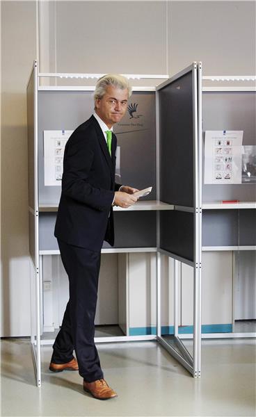 Geert Wilders, partiledare för det nederländska PVV som är starkt Eu-kritiskt och islamfientligt när han röstade i Haag i dag. PVV spåddes först nå stora framgångar, men färska siffror tyder på att man blir tredje största parti.