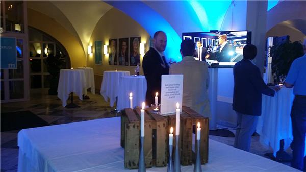 Moderater i väntan på slutresultat. FOTO: SVT.