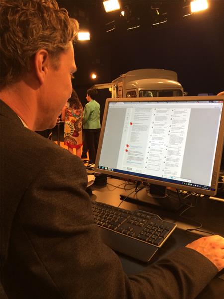 Göran von Sydow går igenom alla frågor, många hundra, för att se till att inte missa några viktiga ämnen som vi inte berört. Han sitter och chattar hela sändningen ut!