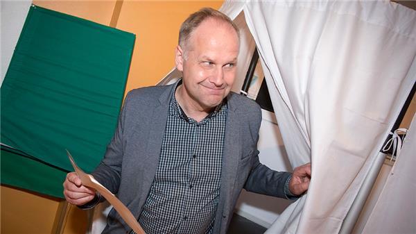V-ledaren Jonas Sjöstedt har gjort som över 1,2 miljoner andra svenskar och förtidsröstat. I torsdags lämnade han in sin valsedel i Umeå. FOTO: TT.