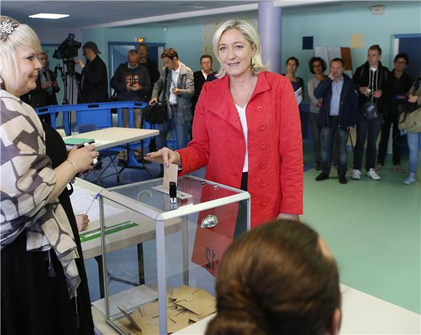 Ledaren för det högerextrema Front National, Marine Le Pen röstar i Henin-Beaumont.