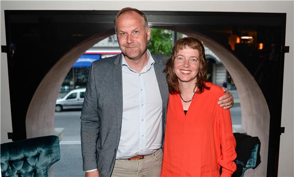 Vänsterpartiets ledare Jonas Sjöstedt och partiets toppnamn till EU-valet Malin Björk. Sjöstedt förklarar partiets valframgång i mätningen så här: -Vinster i välfärdsfrågan har varit avgörande. Vi har äntligen prioriterat, vi har lyft upp en fråga. Det är ett träget arbete som betalar sig, säger han till TT. FOTO: TT.