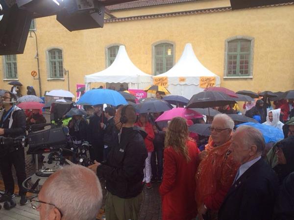 Regnet öser ned men ändå fullt med folk när Mats Knutson intervjuar Mikael Damberg på SVTs scen.