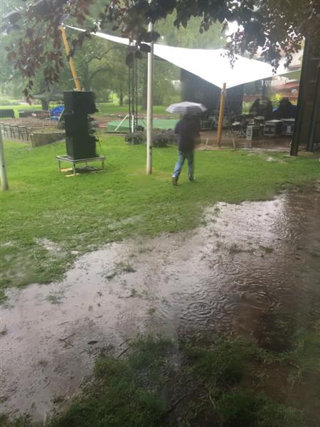 Vid Almedalenscenen spelas det musik. Just nu: Raindrops keep falling on my head.