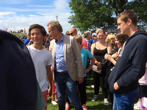 Sveriges förbundskapten Erik Hamren har fått oönskad uppmärksamhet efter att ha poserar med SDU, Sverigedemokraternas ungdomsparti. När vi hittade honom var det så här fullt med folk runt omkring som ville ha bilder och autografer.
