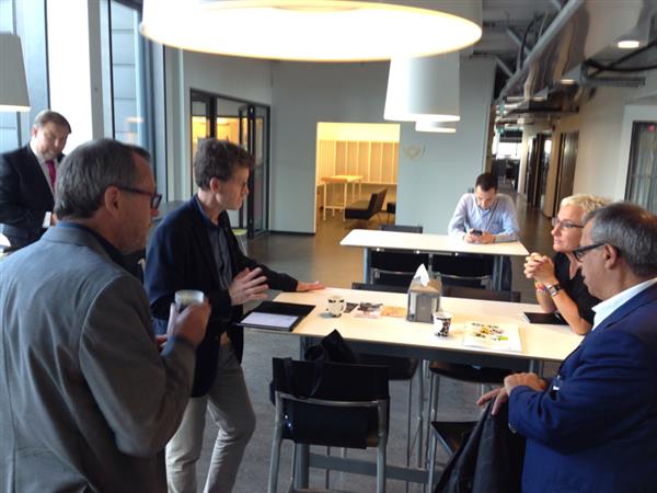 Just nu i loungen: Politikerna minglar inför debatten.