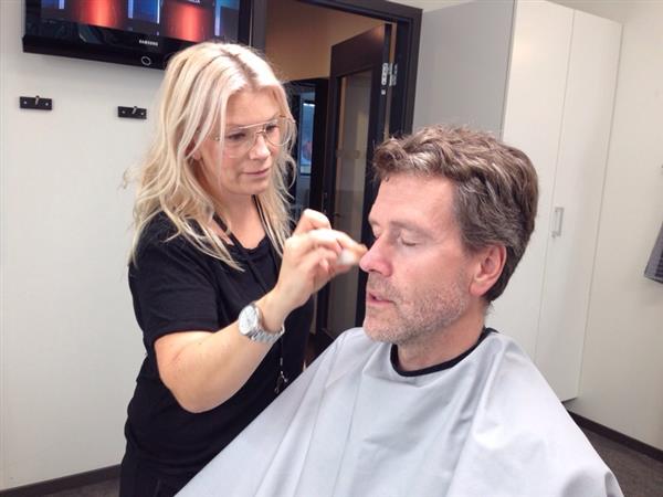 Just nu sitter Ulf Kamne (MP) i sminket och förbereder sig inför debatten som drar igång klockan 12.
Har du några frågor till honom och de andra politikerna om integration? Ställ dem här eller på Twitter, med #dinröst.