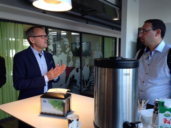 Programledare Nils Chöler försnackar med Theo Papionannou (VV).