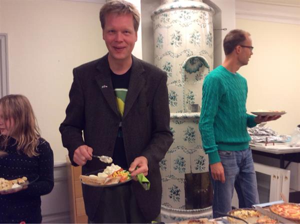 Jonas Löhnn, som står som nummer ett på Miljöpartiets riksdagslista i Kalmar är visserligen glad över maten som dukats fram på partiets valvaka, men mindre glad över de preliminära resultaten.
- Jag hade nog hoppats att vi skulle ligga nära tio procent, säger han.