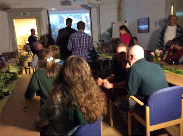 Det råder en koncentrerad tystnad när miljöpartisterna i Kalmar bänkat sig runt borden och följer SVT:S valundersökning.