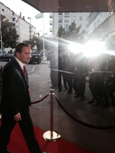 Löfven i fotoblixtarnas ljus.