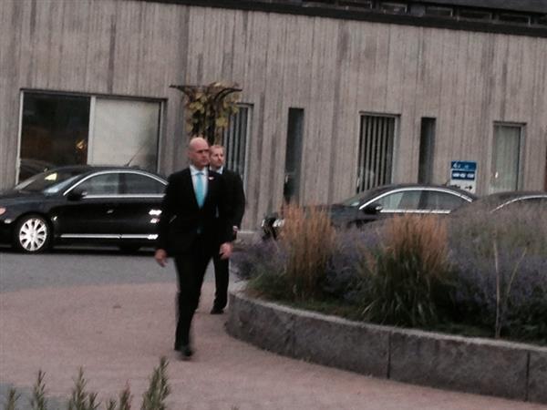 Här kommer statsminister Fredrik Reinfeldt (M) promenerandes fram till röda mattan.