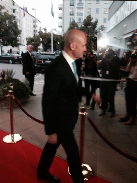 Statsministern gick snabbt förbi de väntande fotograferna.