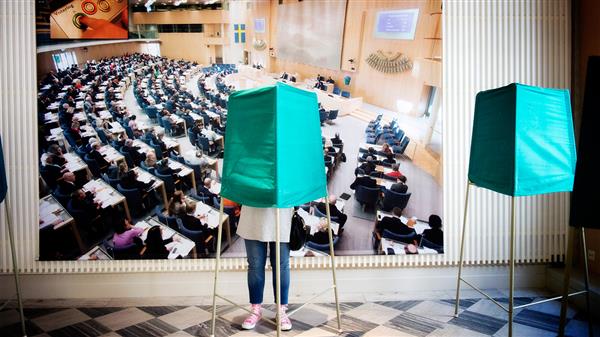 Personer röstar i vallokalen Domkyrkoförsamlingen 3 i Riksdagshuset. Foto: TT