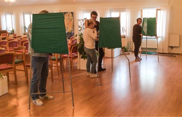 Vallokalen i St Jakobsgården i centrala Hudiksvall var välbesökt vid 17-tiden i dag när undertecknad röstade. 
I Hudiksvalls kommun röstade 81,9 % av de röstberättigade i riksdagsvalet 2010.