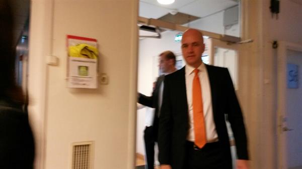 Nu har statsminister Fredrik Reinfeldt (M) kommit till tv-huset: -Det här är början på en lång dag och vi har gjort en bra valrörelse.