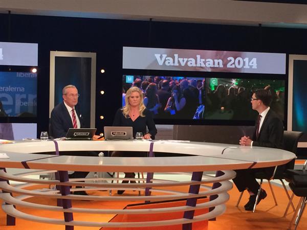 Jimmie Åkesson får lyssna på Jan Björklunds och Annie Lööfs tal direkt i Valvakestudion.