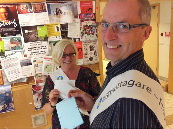 UMEÅ
Åke Samuelsson och Maria Granström är röstmottagare i vallokalen i centrala Umeå.
-Det har varit mycket trevlig stämning. Många vill göra sin plikt eller använda sin rättighet att göra sin röst hörd, säger de båda.