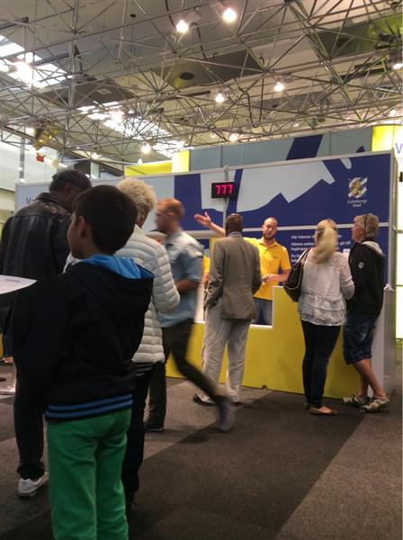 Mattias Floren, valarbetare i Nordstan, säger till Västnytt att han bedömer att folk kommer fortsätta rösta i två timmar efter att vallokalen har stängt. Men folk vi pratar med nu säger att det är värt att vänta.