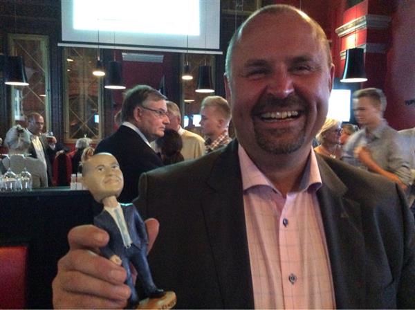 -Den är ju inte ens lik, säger Lars Püss (M) som på valvakan precis blev häcklad för att han som valledare köpte in två lådor med små Reinfeldt-gubbar som inte använts.