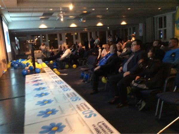 Stort jubel på SD Göteborgs valvaka när partiledaren talar i teve. Cirka 100 personer på plats. Snart sänder vi live härifrån.