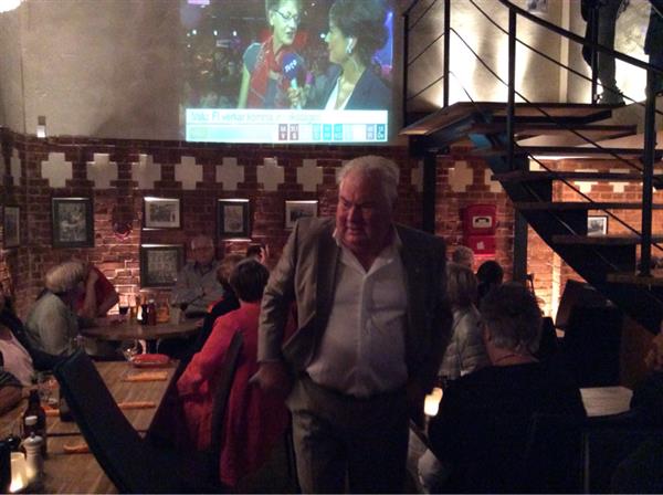 Anders Rosén (S) kramas och verkar glad över att sossarnas valvaka är i gång i centrala Halmstad.