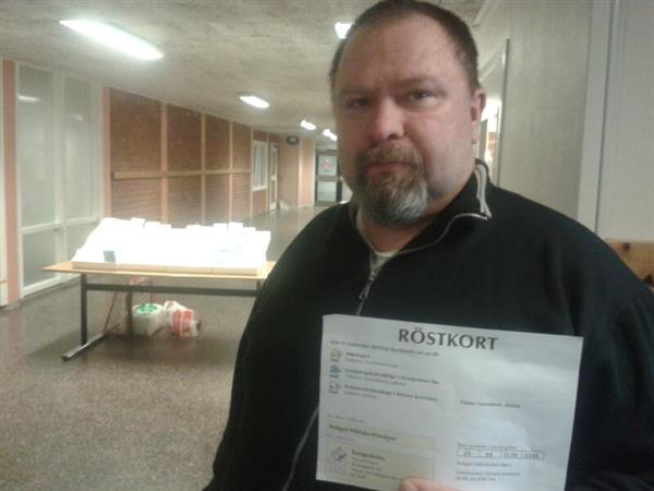 Stefan Lorentsen röstade på Bolagsskolan i Kiruna. Utan att avslöja vad hans egna kuvert innehöll hade han två stalltips. Han trodde på maktskifte i riksdagen och många röster på Norrbottens sjukvårdparti i landstinget.