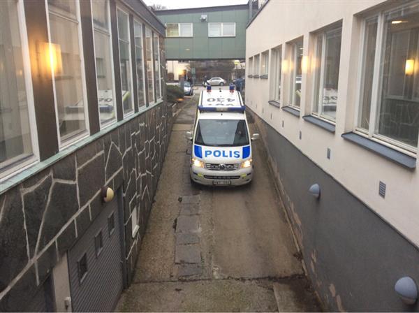 Bilen med den misstänkte lämnar tingsrätten.