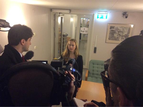 Åklagaren pratar med pressen.