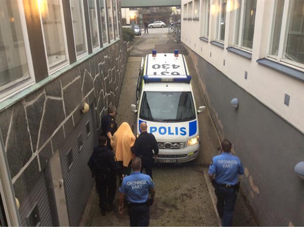 Den misstänkte lämnar tingsrätten i Lund efter häktningsförhandlingen.