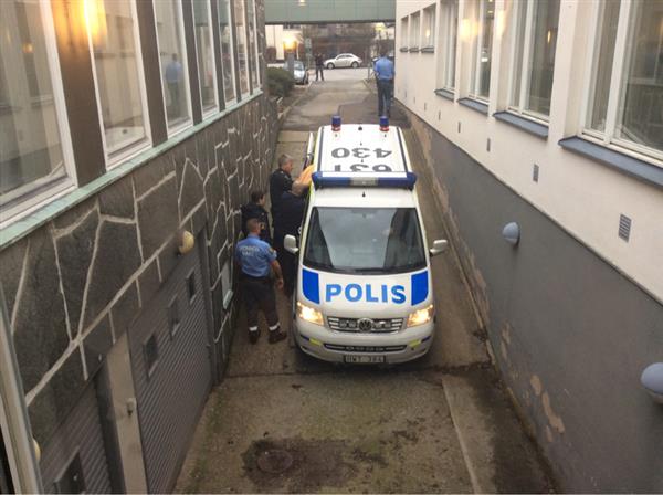 Den misstänkte förs in i den väntande polisbilen.