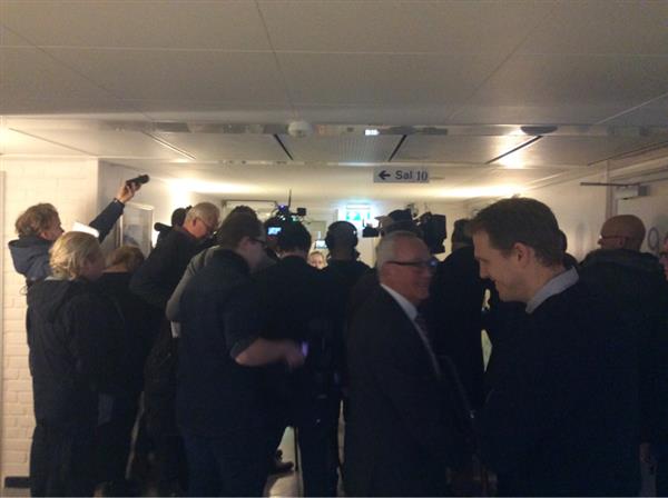 Mannens försvarare framför mediauppbådet.