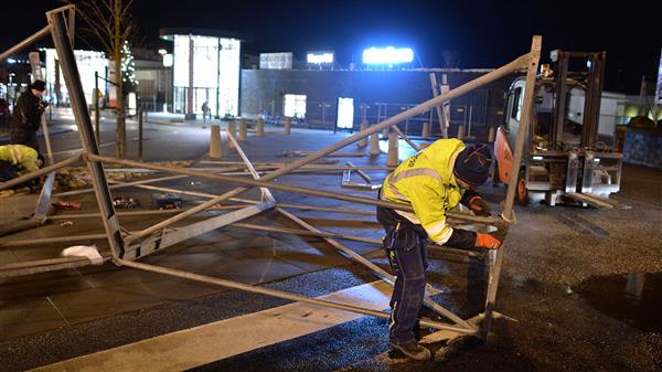 Ett tält med duk som blåst in på parkeringen vid Jägersro i Malmö på fredagen demonteras sedan det blåsts bort av stormen Alexander. Foto: TT