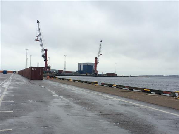 I Halmstads hamn har containers ställts upp för att vara en vall mot havet. Vattennivån väntas höjas med närmare en meter och vågorna kan komma att bli höga.